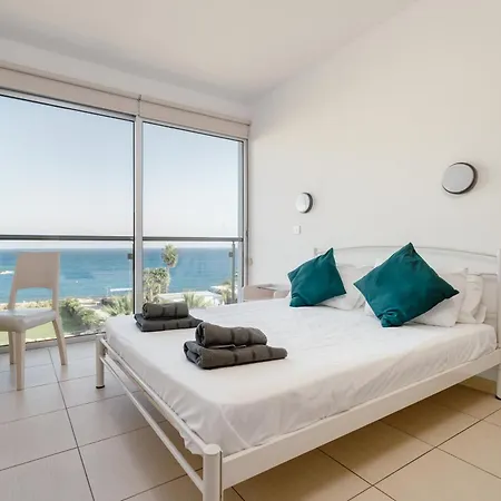 Stunning One-bedroom With Sea Views Apartman